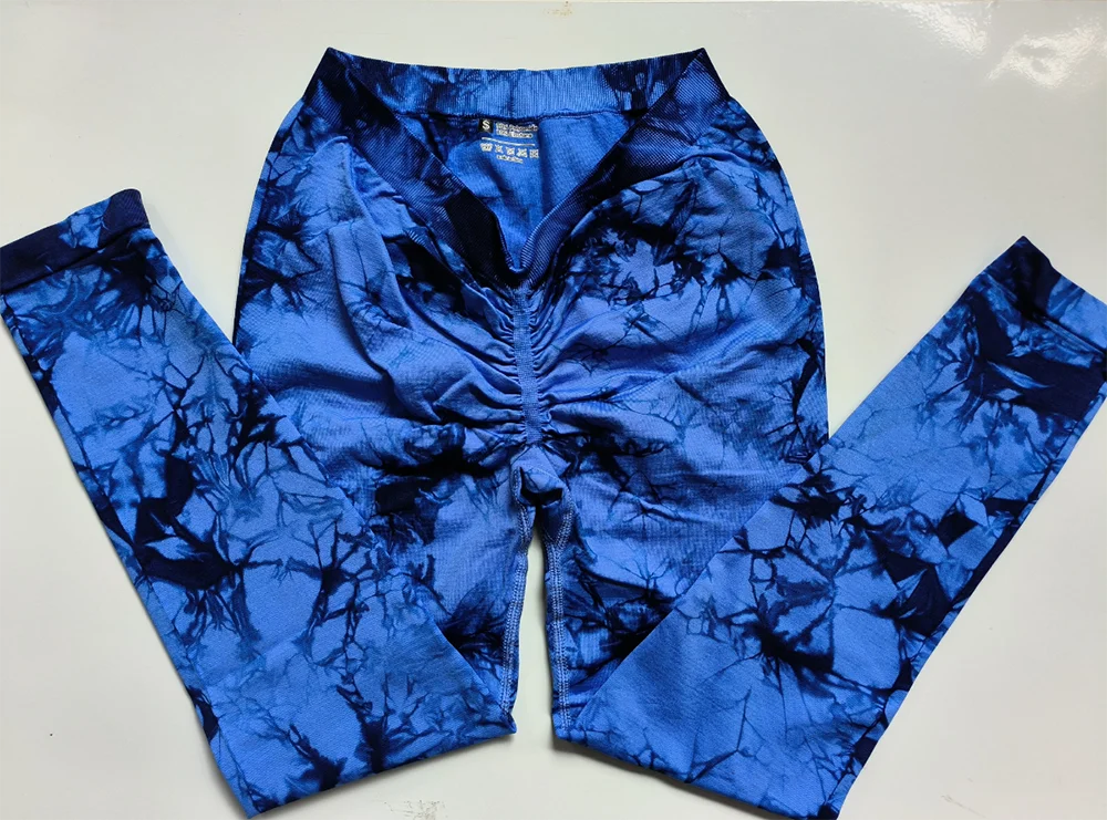 Kvinnors Tie Dye Seamless Leggings med V-rygg och Ruched Design