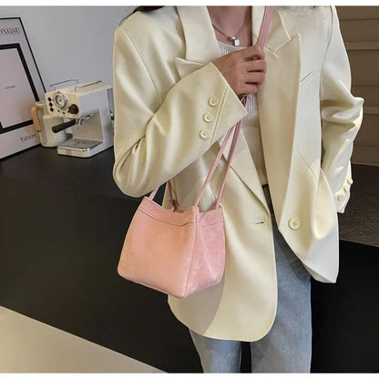 Light Luxury PU Magnetic Buckle Bucket Bag – 2025 Trendy Women's Fashionable Shoulder Bag.