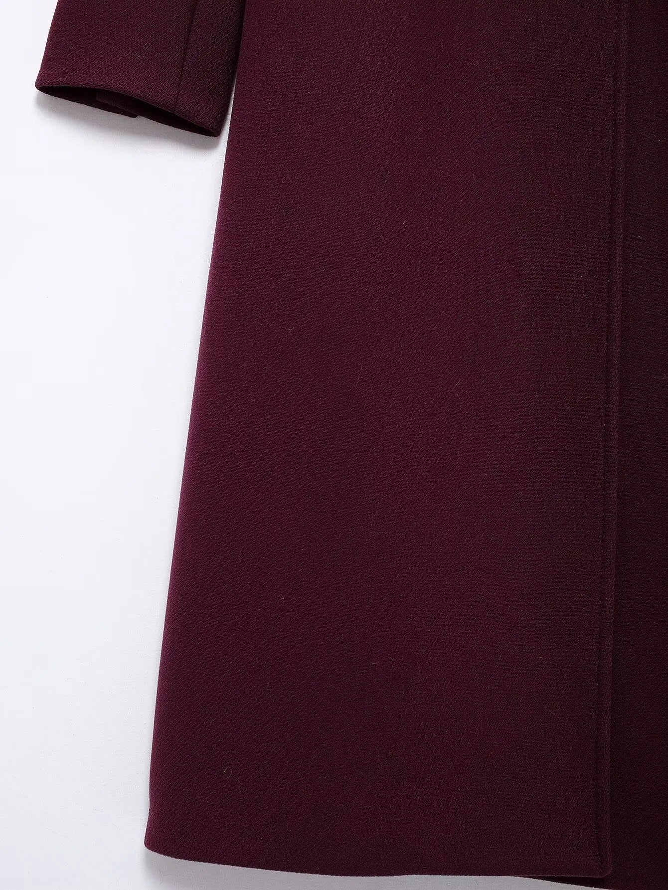 Elegant Burgundy ullkappa med vändkrage och dubbelknäppt design