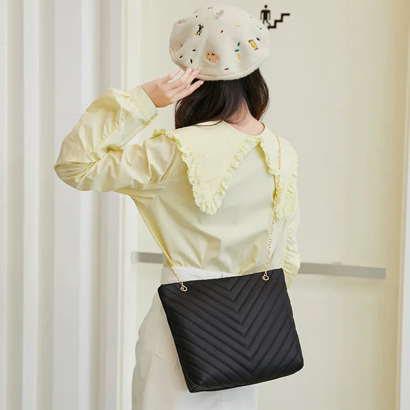 New Fashion Embroidery Bag: Casual V-Pattern Chain Shoulder, Lingge Handheld Tote